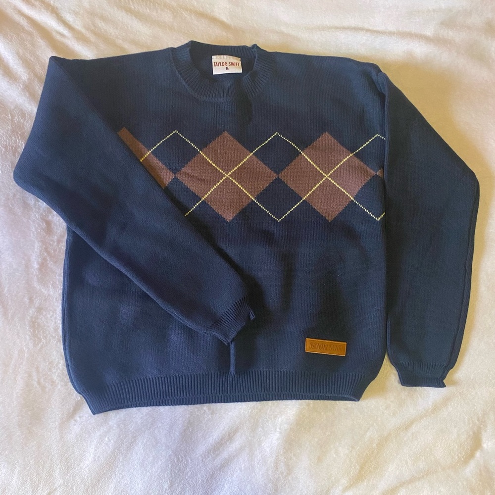 BRAND NEW AUTHENTIC TAYLOR SWIFT OFFICIAL MERCH RED TV ARGYLE SWEATER SIZE M